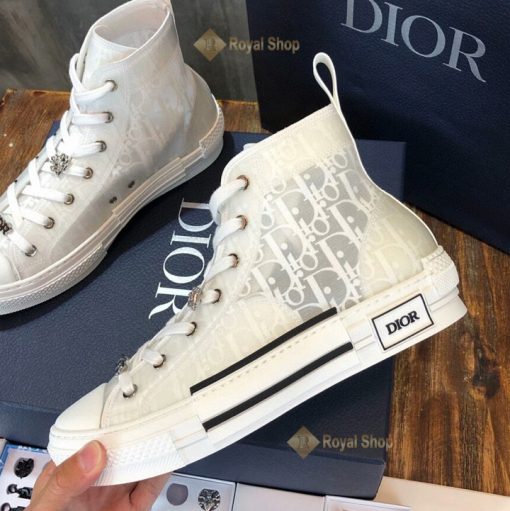 Cạnh bên của giày Dior