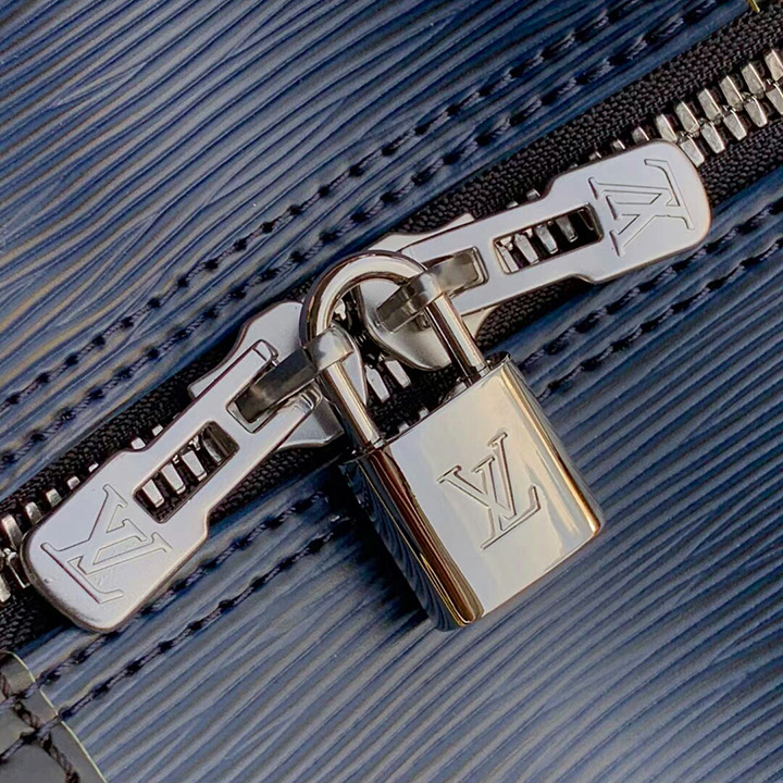 Ổ khóa và khóa kéo được khắc Logo LV rõ nét