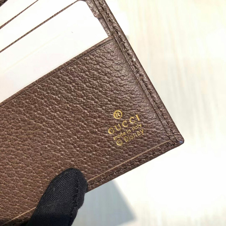 Tên thương hiệu Gucci dược khắc rõ nét mặt trong ví
