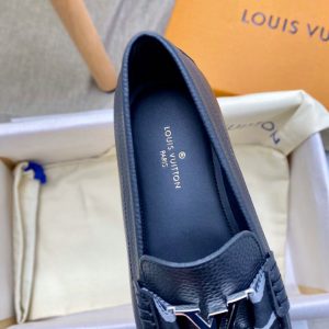 Tên thương hiệu Louis Vuitton được in rõ nét trên miếng lót giày