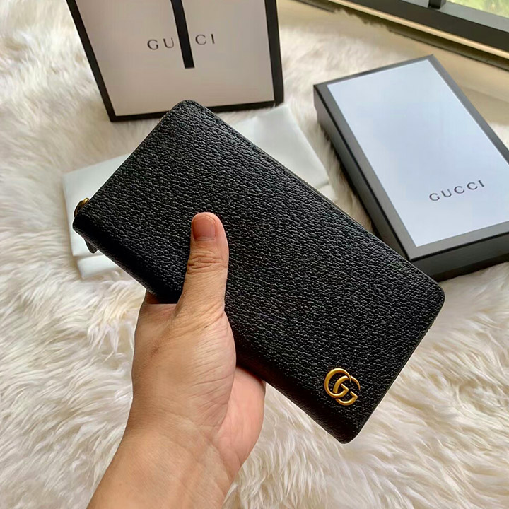 Trên tay ví dài Gucci màu đen cầm tay GCVN8075