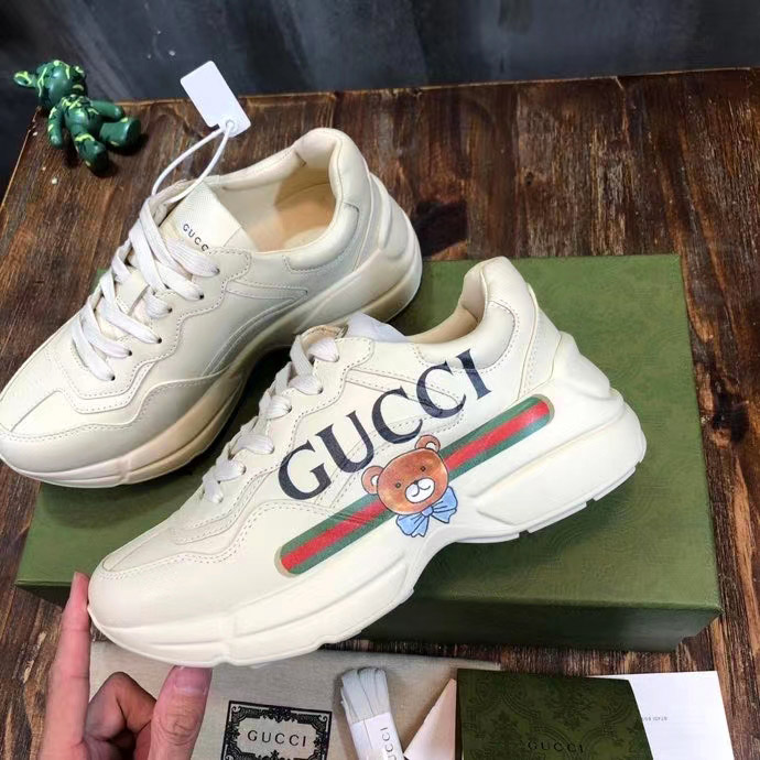 Mặt bên của giày Gucci sneaker