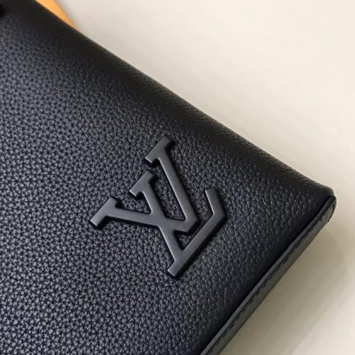Logo LV được gắn bên ngoài túi