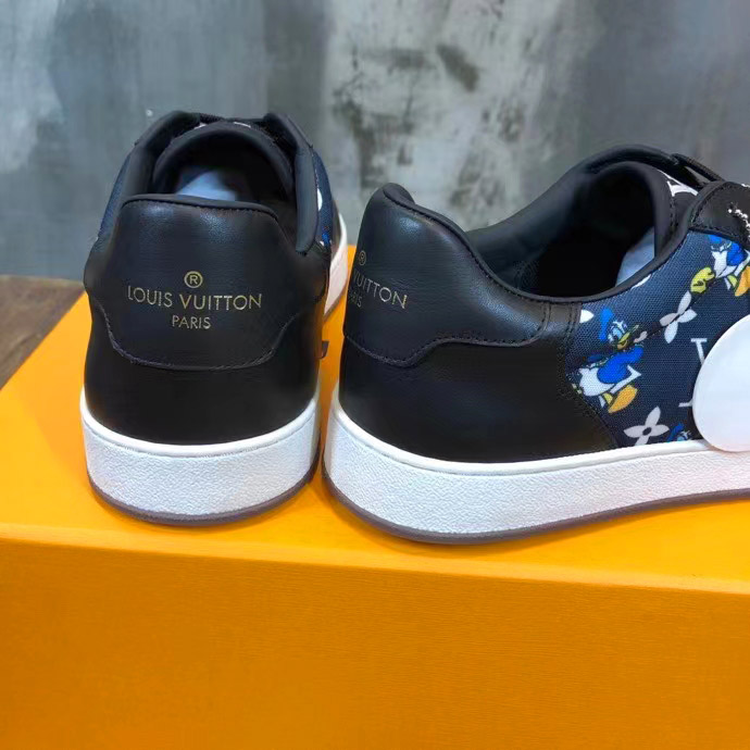 Phần gót giày được in rõ nét tên thương hiệu Louis Vuitton
