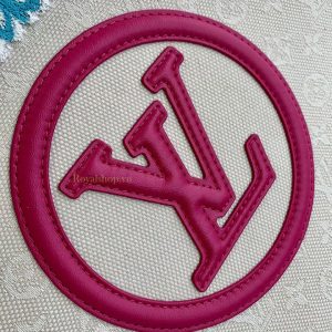 Logo màu hồng trên mặt túi đẹp mắt