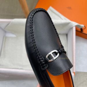 Mũi và mặt khóa giày Hermes
