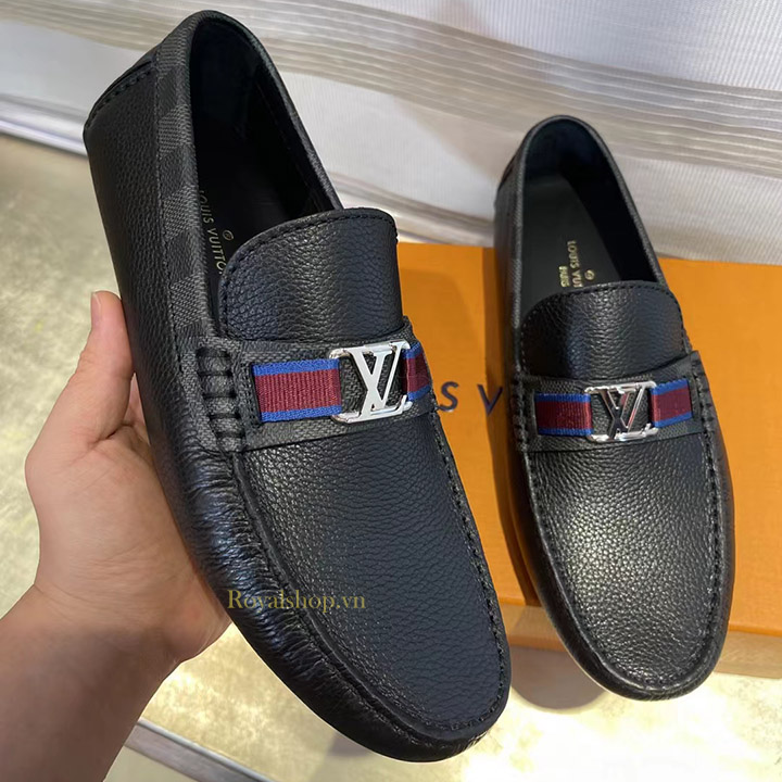 Trên tay giày nam Louis Vuitton 8837