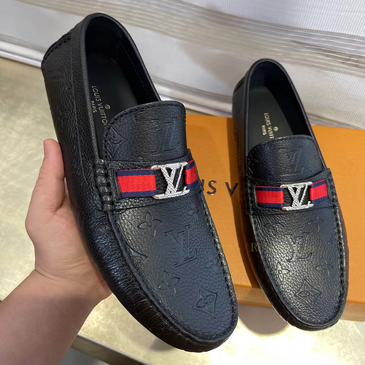 Trên tay giày Louis Vuitton nam siêu cấp