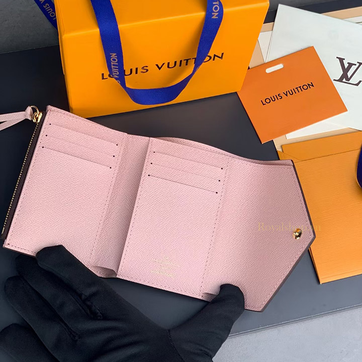 Các khe đựng thẻ bên trong ví Louis Vuitton