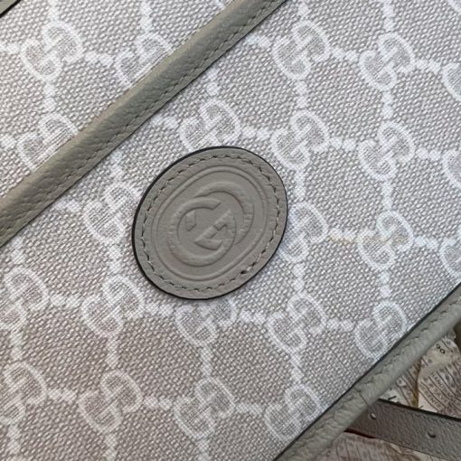 Logo bên ngoài mặt túi xách Gucci