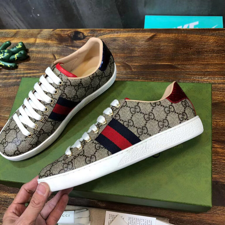 Mặt bên của giày Gucci sneaker