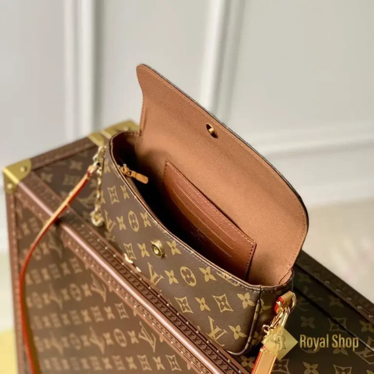 Bên trong Túi xách LV nữ Ivy Wallet On Chain M81911