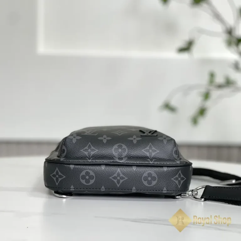 Phần đáy Túi đeo chéo LV nam Slingbag B-M46327