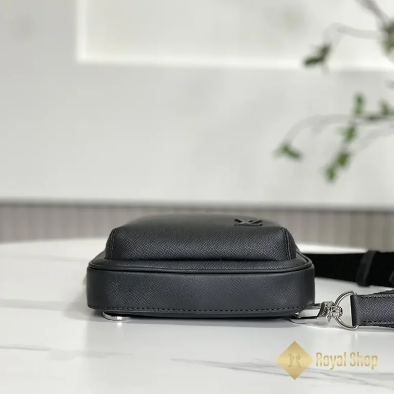 Phần đáy Túi nam LV Slingbag da taiga B-M30863