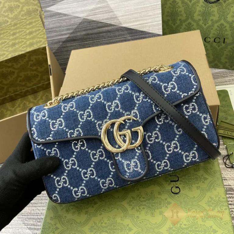 Trên tay Túi đeo chéo nữ Gucci GG Marmont 443497