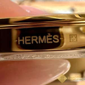 Tên thương hiệu được khắc trên khoá Túi nữ Hermes Constance 19 Gold Brown