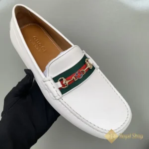 Trên tay Giày lười nam Gucci đế bệt mocassin Driver JGC08064