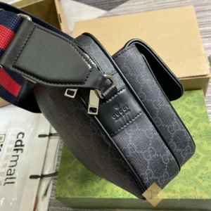 Cạnh Túi nam Gucci Small GG crossbody màu đen GC795479