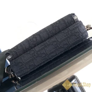 Phần đáy Túi Dior nam đeo chéo Zipped Pouch màu đen 2OBBC119