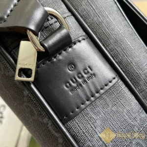 Thông tin được dập chìm trên da Túi nam Gucci Small GG crossbody màu đen GC795479