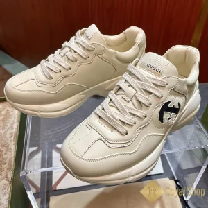 Góc nghiêng Giày Gucci nam Rhyton sneaker logo đen 757857 TV