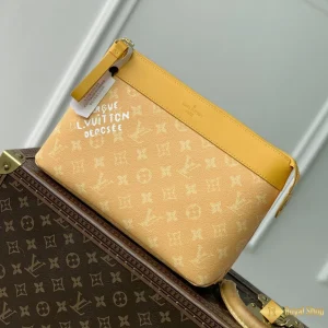 Túi LV clucht nam cầm tay Pochette Voyage Souple vàng M12665 đẹp