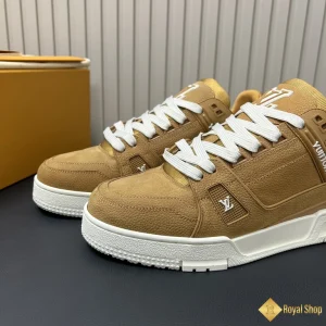 cận cảnh Giày nam LV Trainer Sneaker màu nâu 1AD9W9