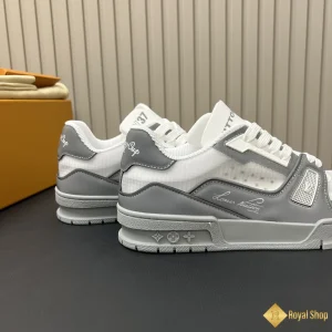 cận cảnh Giày sneaker nam LV Trainer Gaston màu xám LV37