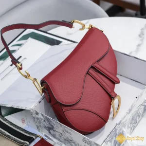 cận cảnh Túi Dior nữ Saddle Bag with Strap màu đỏ M0455