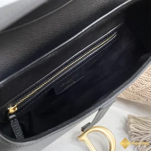 cận cảnh Túi Dior nữ Saddle màu xám da taiga 3351