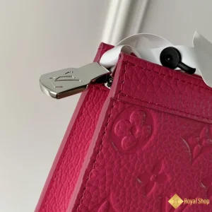 cận cảnh Túi LV nam Pochette Voyage MM hồng M61692