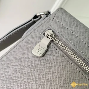 cận cảnh Túi nam LV District Messenger màu xám M30851