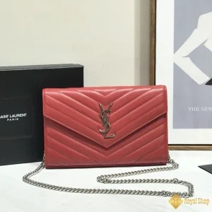 cận cảnh Túi nữ YSL Envelope màu đỏ 360452