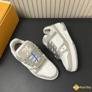 chi tiết Giày sneaker nam LV Trainer màu xám 1A8KB8