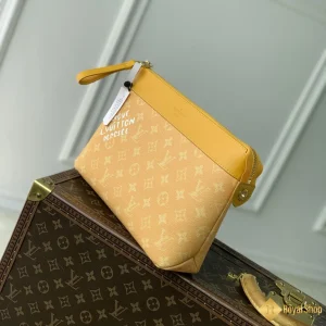 Túi LV clucht nam cầm tay Pochette Voyage Souple vàng M12665 like auth