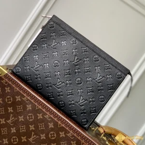 Túi clutch LV nam Pochette Voyage MM đen M61692