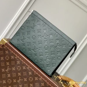 Túi clutch nam LV Pochette Voyage MM xanh lá M61692