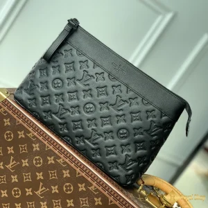 Túi clutch nam LV Pochette Voyage Souple màu đen M82545