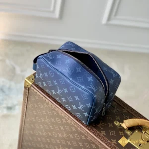 Túi nam LV Locker Dopp Kit màu xanh M11559 giá rẻ