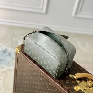 Túi nam LV Locker Dopp Kit xanh lá M11559 hot