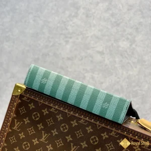 Túi nam LV cầm tay Pochette màu xanh lá M81317 chính hãng