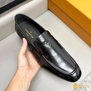 cận cảnh Giày loafer LV nam CKLV24099