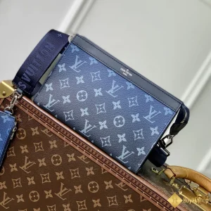 cận cảnh Túi LV nam Pochette đeo chéo màu xanh M81124