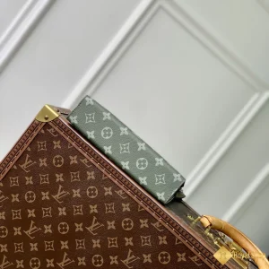 cận cảnh Túi LV nam Pochette đeo chéo xanh lá M81124