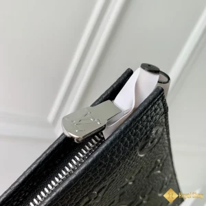 cận cảnh Túi clutch LV nam Pochette Voyage MM đen M61692