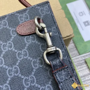 cận cảnh Túi nam Gucci cầm tay GG pouch màu xám 768255