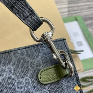 cận cảnh Túi nam Gucci cầm tay GG pouch viền xanh lá 768255