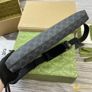 cận cảnh Túi nam đeo chéo Gucci màu xám 792084