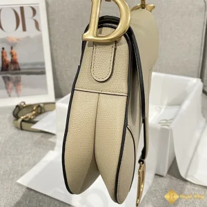 cận cảnh Túi nữ Dior Saddle màu be M0455