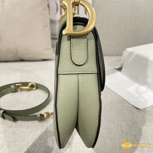 cận cảnh Túi nữ Dior Saddle xanh lá M0455